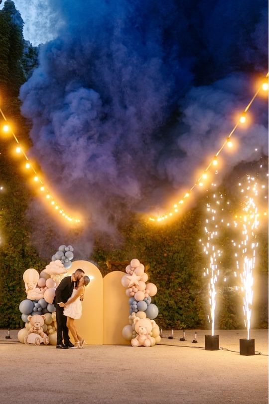Efecto de chispas frías y humo azul en evento exterior