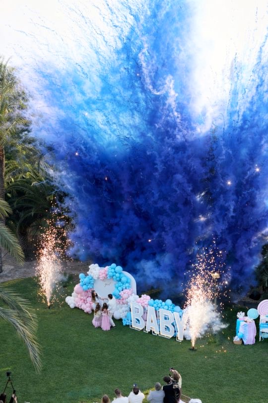 Chispas frías combinadas con humo azul en ceremonia al aire libre