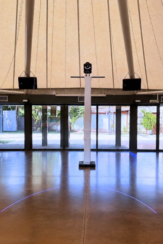 El láser montado en su estructura antes del primer baile, en la sala de Mas de la Sala