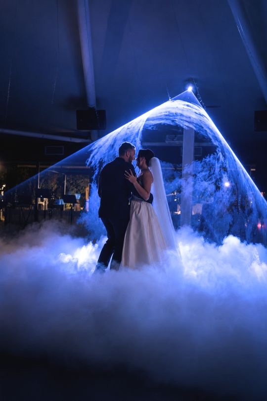 El primer baile de los novios bajo el cono de láser azul en Mas de la Sala
