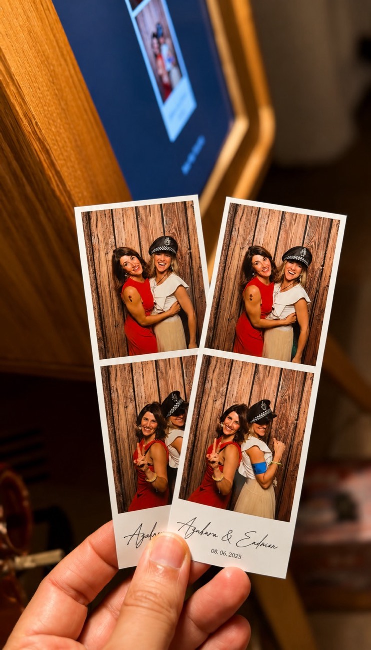 Invitados posando en el fotomatón con atrezzo de mafia en la boda de L'Alquería Nova