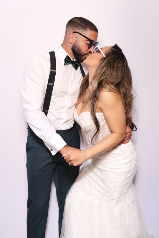 Beso de Anthony y Leyla en el fotomatón de su boda en Masia Casa Del Mar