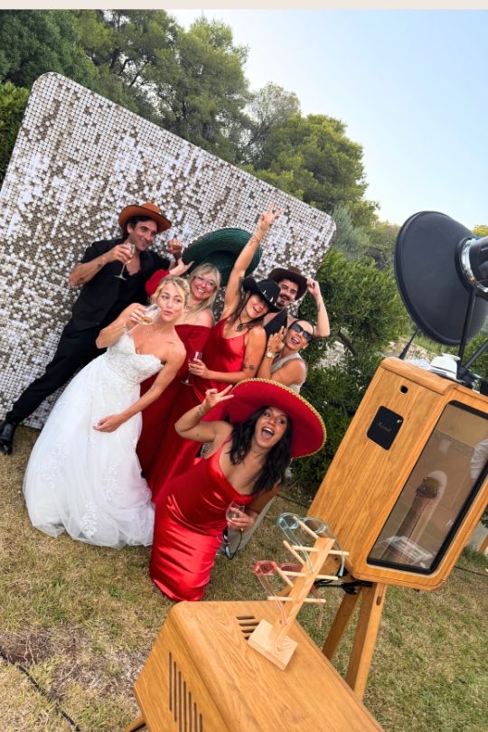 Grupo de invitados con sombreros de estilo español posando en el fotomatón — boda internacional en Villa Golf, Sitges