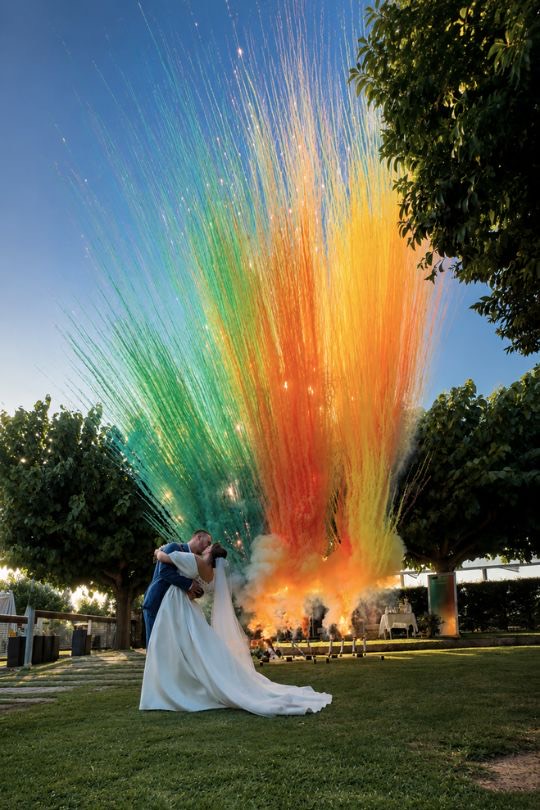 Los novios se besan bajo el humo de colores — boda en Mas de la Sala, Manresa