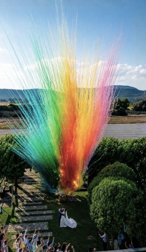 Arco de humo de colores visto desde el dron sobre el jardín de Mas de la Sala (Manresa)