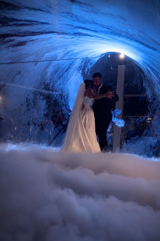 Primer baile de los novios sobre una nube de humo pesado — efecto Cenicienta en Mas de la Sala