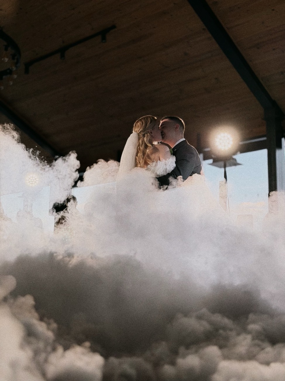 The couple kiss among the clouds of the dance-on-the-clouds low-fog effect — Casa Antonio (Alicante)