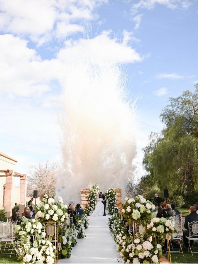 Humo blanco en ceremonia de boda con decoración floral