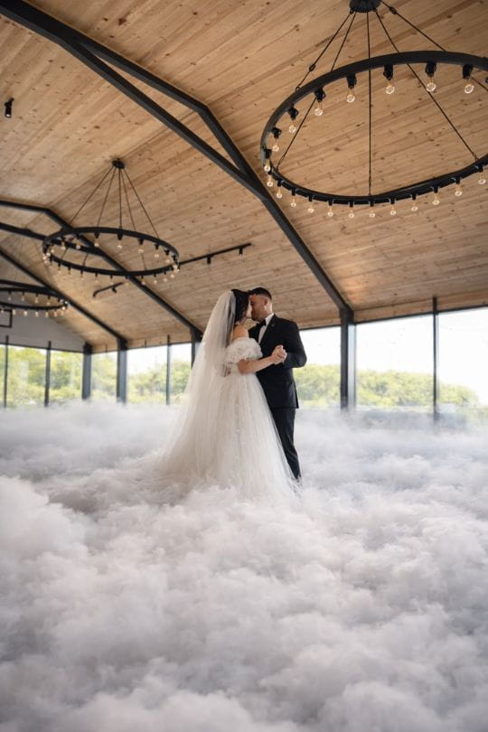 Primer baile con niebla baja en boda