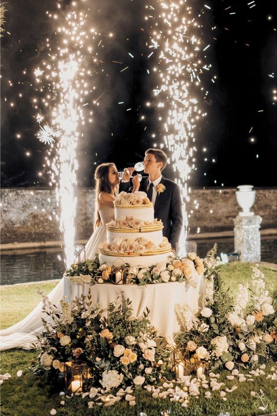 Corte de tarta con chispas frías en boda
