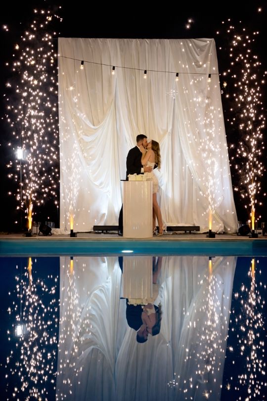 Chispas frías junto a la piscina en boda