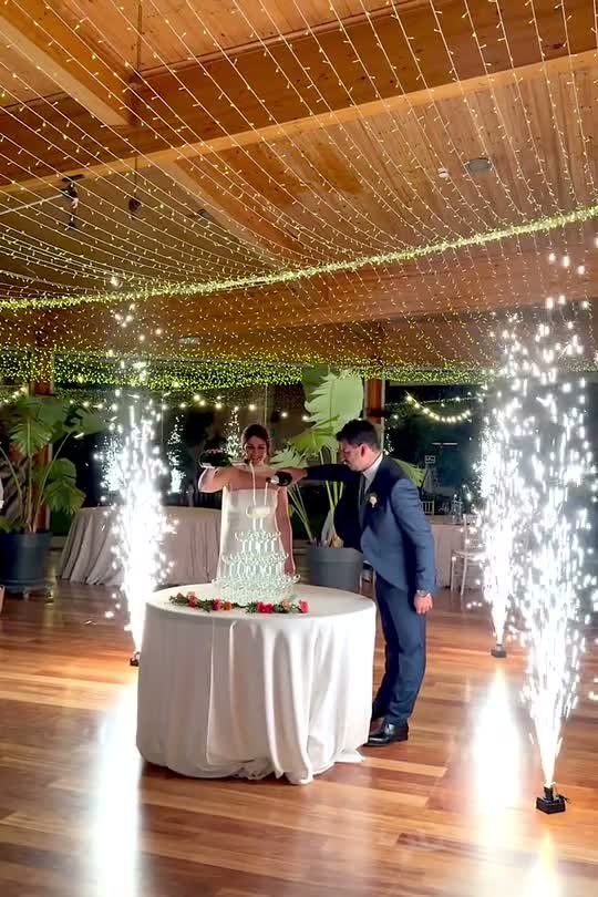 Chispas frías junto a la tarta bajo un techo de luces