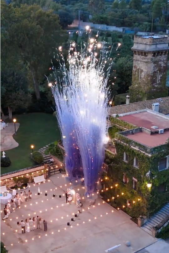 Humo aéreo blanco en una boda en masía con torre